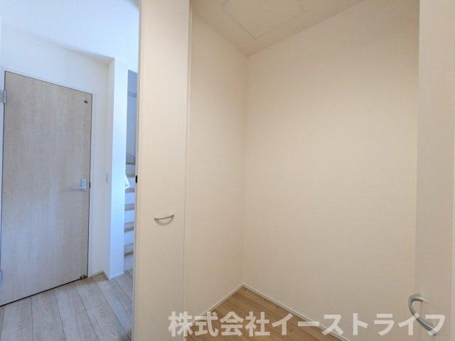 【新築戸建】　いわき市中岡町1丁目1期　長期優良住宅の収納|2号棟写真　1階ホールにもクローゼットがあるので、ストック品や掃除用具などを収納するのに大変便利です！