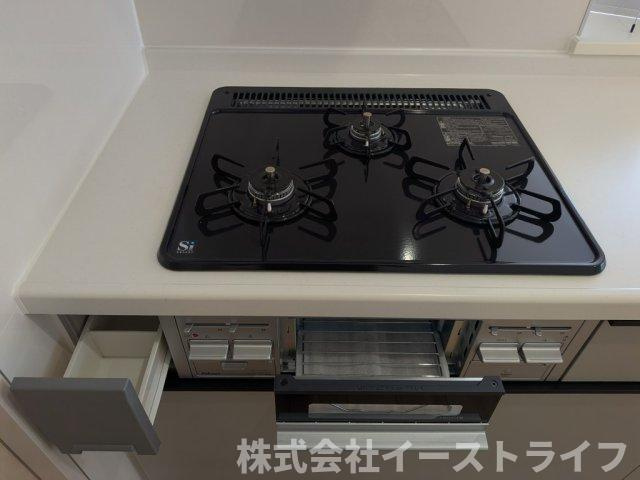【新築戸建】　いわき市中岡町1丁目1期　長期優良住宅のキッチン|2号棟写真　3口コンロ、魚焼きグリル、調味料入れが完備された使いやすい作りになっています！