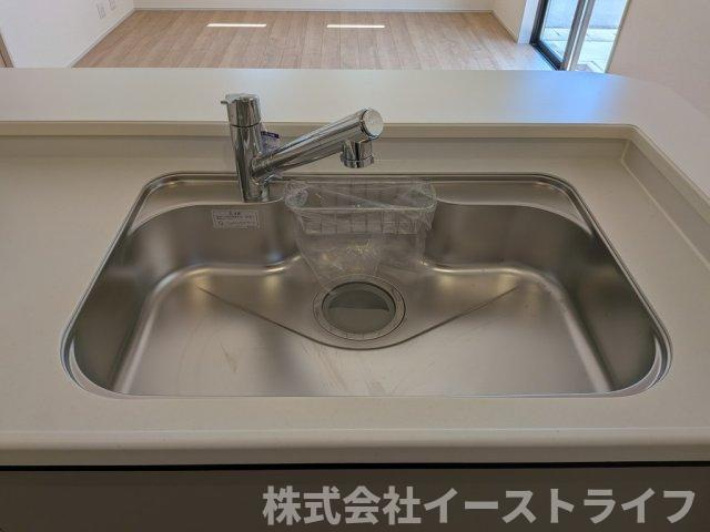 【新築戸建】　いわき市中岡町1丁目1期　長期優良住宅のキッチン|2号棟写真　浄水器一体型水栓です。蛇口をひねればいつでもおいしい水が飲めるのが嬉しいです(^^)/水はねの音や食器が当たる音を大幅に軽減する静音仕様のジャンボシンクです。
