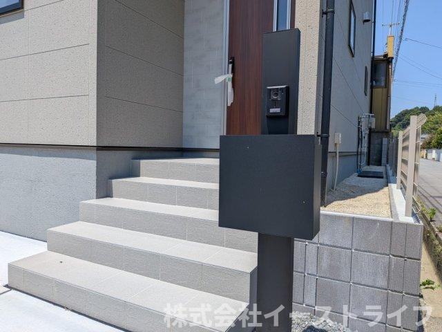 【新築戸建】　いわき市中岡町1丁目1期　長期優良住宅|2号棟写真　TVモニター付インターフォンの最大のメリットは、室内モニターから訪問者が誰なのか見ることができる点です。来訪者と直接顔を合わせることなくモニター越しに対応ができるのでとても便利です。