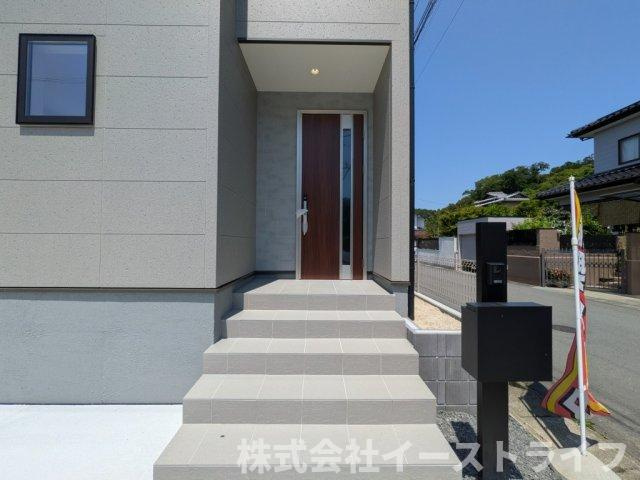 【新築戸建】　いわき市中岡町1丁目1期　長期優良住宅の玄関|2号棟写真　玄関ポーチも整備されたきれいで明るい玄関です