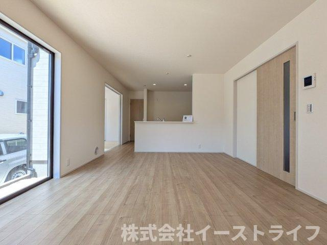 【新築戸建】　いわき市中岡町1丁目1期　長期優良住宅の居間・リビング|2号棟写真　穏やかな空間であることが必然のリビング。爽やかな通風と採光を存分に感じる事が出来る空間です。