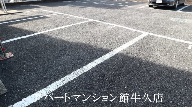 レオパレスグランシャリオの駐車場