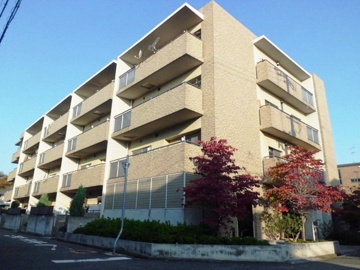 オートロックで外部の人間が簡単に出入りできないため安心です。