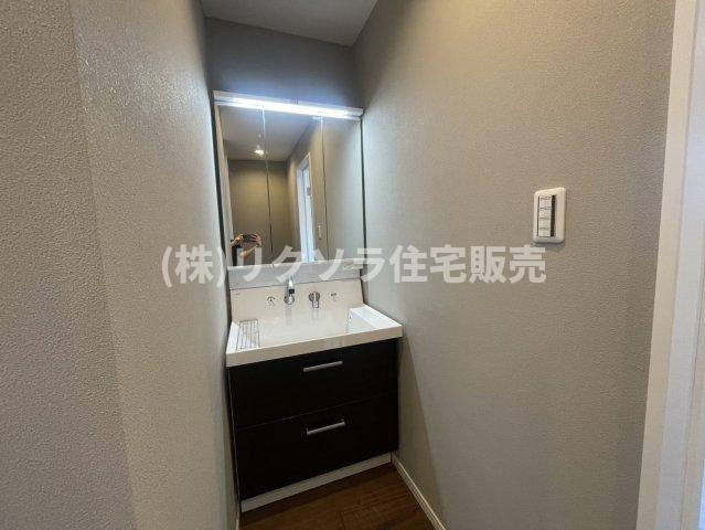 走谷1丁目　中古一戸建ての内装|2階独立洗面台
■物件内覧・資金計画相談・住宅ローン相談、リフォーム相談、お問合せ受付中■
※当日・翌日のご内覧、ご相談はお電話でのお問合せがスムーズです！