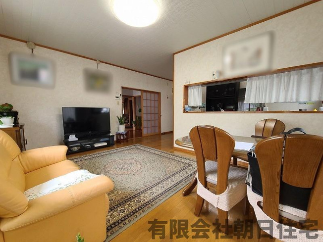 【居間・リビング】 | 東出雲町揖屋中古戸建 | こちらのリビングで趣味の時間をお楽しみください