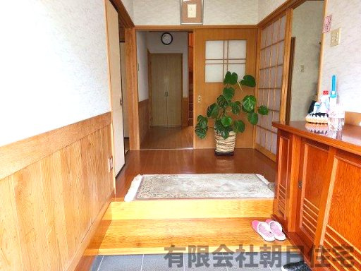 【玄関】 | 東出雲町揖屋中古戸建 | 明るい玄関です