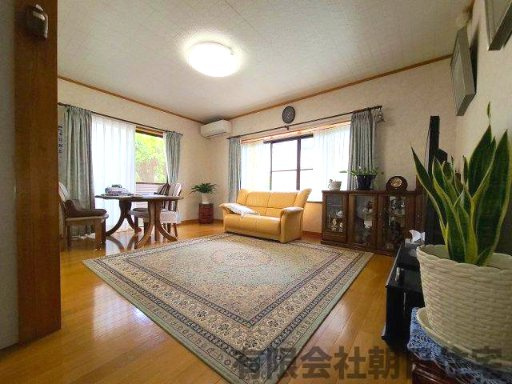 【居間・リビング】 | 東出雲町揖屋中古戸建 | 日当たりの良い落ち着いたリビングです。