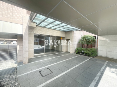 【エントランス】 | ザ・パークハウス横濱中山 | 重厚感のある建物デザイン♪