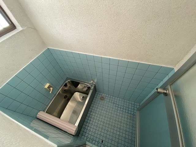 浴室内に窓があり換気があります♪