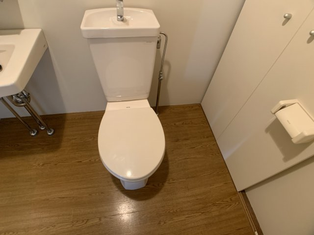 洗面所内にあるトイレです☆