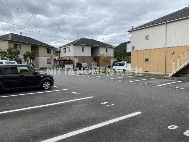 シャーメゾン楽音寺Ｂの駐車場|敷地内の駐車場は１台無料です！