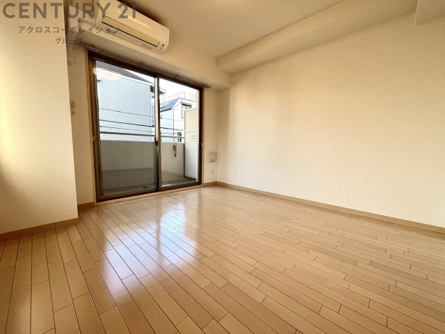 東向きエアコン・照明付きの7.3帖の洋室です♪