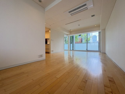 【居間・リビング】 | 表参道ヒルズゼルコバテラスW