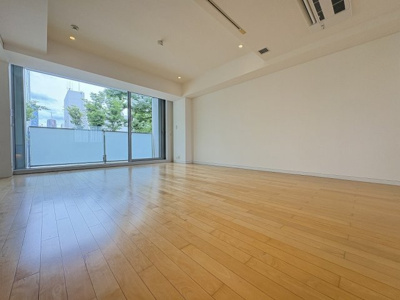 【居間・リビング】 | 表参道ヒルズゼルコバテラスW