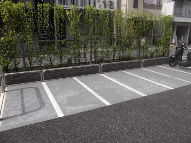 ルーブル川崎中丸子参番館の駐車場