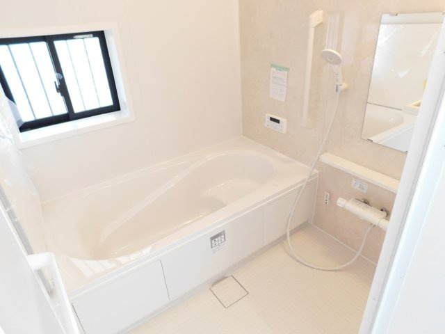 北名古屋市鍜治ケ一色西一丁目の新築一戸建の浴室|◇浴室◇　　広い１坪サイズ（LIXIL）・保温浴槽・エコベンチ浴槽・追い焚き・オートバス・浴室暖房乾燥機・キレイサーモフロア・バリアフリーバス・浴室窓あり