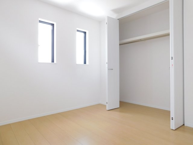 北名古屋市鍜治ケ一色西一丁目の新築一戸建の洋室|◇２階洋室◇　　明るい洋室約６．０６帖　全居室収納完備♪