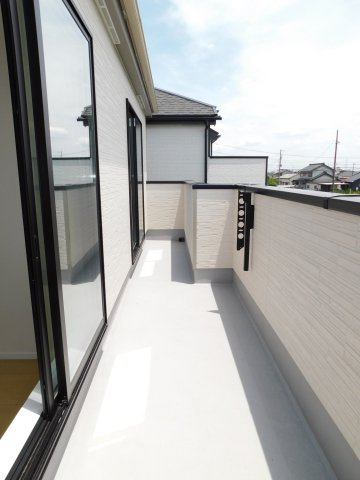 北名古屋市鍜治ケ一色西一丁目の新築一戸建のバルコニー|◇バルコニー◇　　洋室２部屋に面した陽当り良好なワイドバルコニー♪　