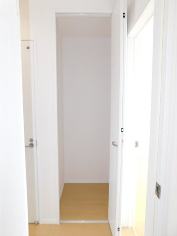 北名古屋市鍜治ケ一色西一丁目の新築一戸建の収納|◇２階ホール収納◇　　掃除道具や季節物の収納などに便利です♪