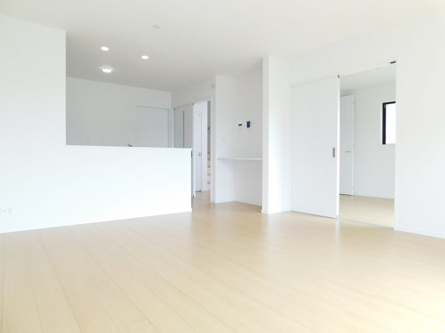 北名古屋市鍜治ケ一色西一丁目の新築一戸建の居間・リビング|◇リビング◇　　南面で明るいリビング約１６．３７帖　洋室と続き間で２１．６２帖の広々空間になります♪