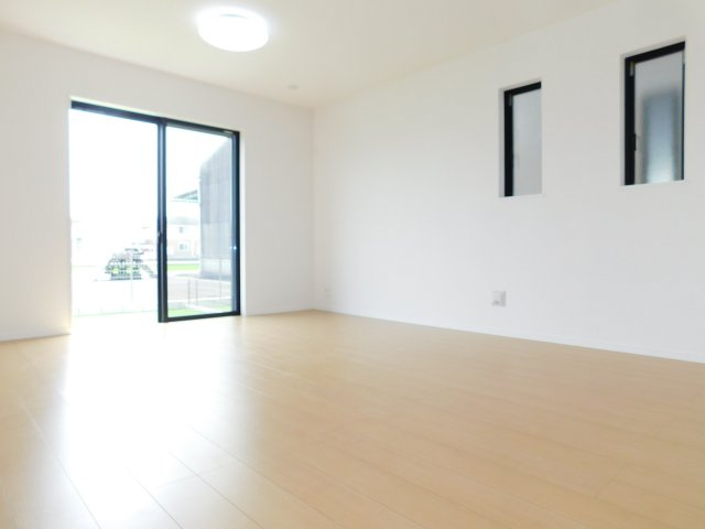 北名古屋市鍜治ケ一色西一丁目の新築一戸建の居間・リビング|◇リビング◇　　南面で明るいリビング約１６．３７帖　家族が自然に集まる広さ。