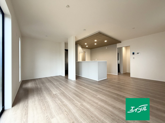 【居間・リビング】 | リーブルガーデン倉敷連島町鶴新田第19 (全5棟) | 18帖のLDKで広々お使いいただけます♪