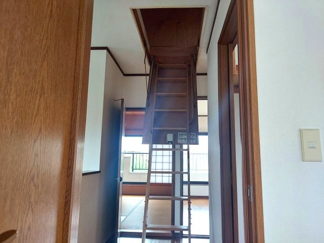 宝塚市口谷西3丁目一戸建の収納|2階ホール屋根裏収納
