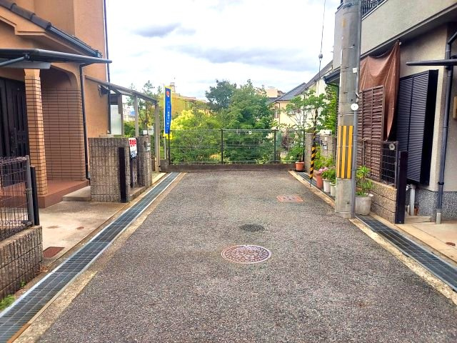 宝塚市口谷西3丁目一戸建の前面道路含む現地写真