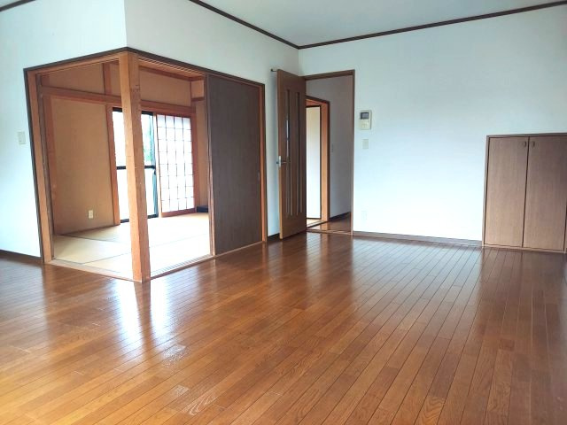 宝塚市口谷西3丁目一戸建の居間・リビング