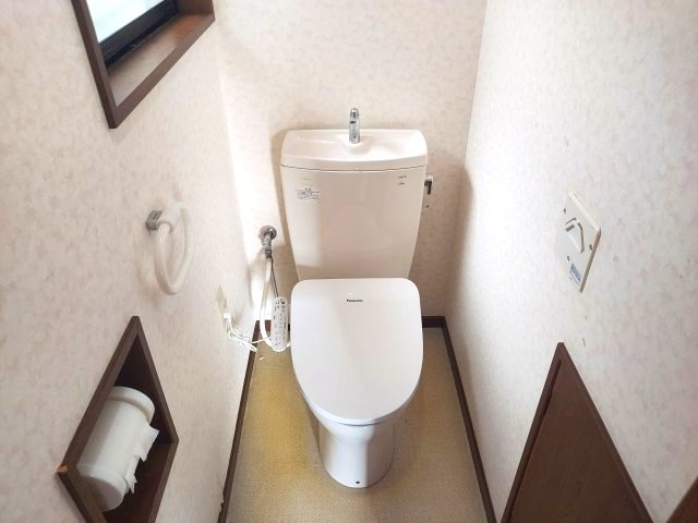 宝塚市口谷西3丁目一戸建のトイレ|温水洗浄便座付き