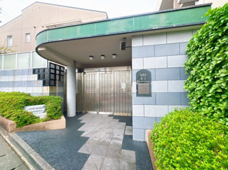 【外観】 | 周辺は緑豊かな公園や教育施設が整った、のびのびと子育てができる人気のエリア。交通量も比較的落ち着いており、 お子様の通学や日々のお散歩も安心です。四季の潤いを感じながら家族の時間を育める環境です。