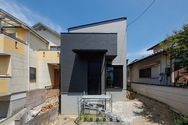 ツバキスタイルIRO（イロ）枚方市藤阪中町の外観|現在外構工事は未完成となります。内観は完成していますので、ご見学が可能。お問い合わせお待ちしています！