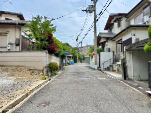 ツバキスタイルIRO（イロ）枚方市藤阪中町の前面道路含む現地写真|物件前道路です。車通りは少なく、閑静な住宅街です。