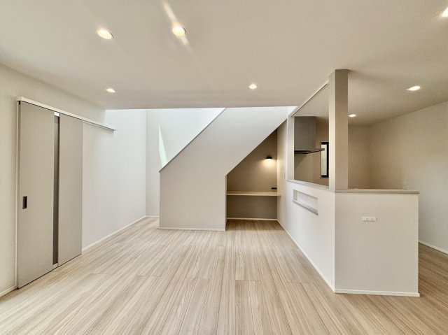 ツバキスタイルIRO（イロ）枚方市藤阪中町の居間・リビング|階段下スペースの有効活用や、吹き抜けからの自然光の取り入れなど、明るい空間で暮らせます。