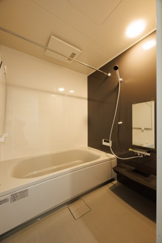 ツバキスタイルIRO（イロ）枚方市藤阪中町の浴室|LIXIL システムバス。シックなアクセントカラーで、疲れを癒す空間。