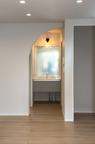 ツバキスタイルIRO（イロ）枚方市藤阪中町のその他|LDKと洗面所の仕切りを、半アールの垂れ壁仕様に。インテリア性が高く、褒められるおしゃれなデザインです。