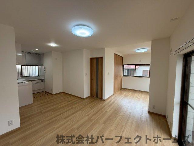 長尾元町7丁目連棟の居間・リビング|こちらの居間で趣味の時間をお楽しみください