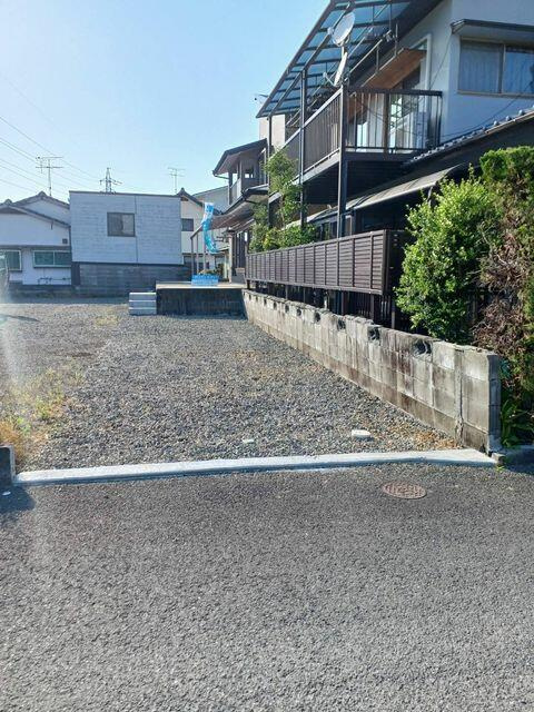 八代市横手本町の中古一戸建の駐車場|北側駐車場からはキッチン横の勝手口へ行けます。