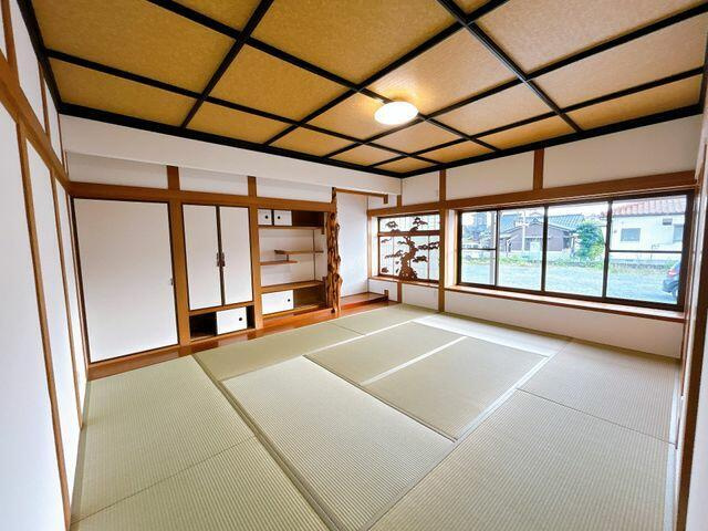 八代市横手本町の中古一戸建の和室|10帖の和室です。