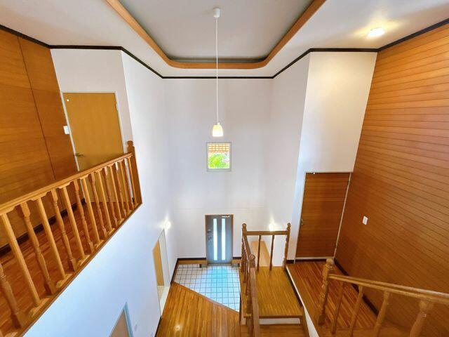 八代市横手本町の中古一戸建のその他|開放的な吹き抜けです。