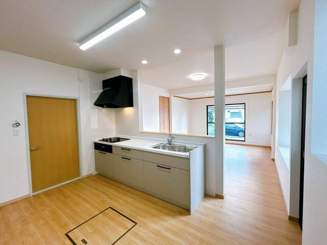 八代市横手本町の中古一戸建のキッチン|リビングが見渡せるキッチンです。