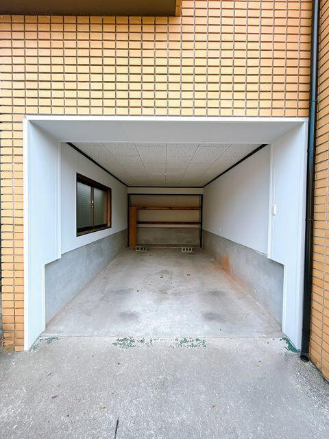 八代市横手本町の中古一戸建の駐車場|大切なお車はビルトインガレージへ。