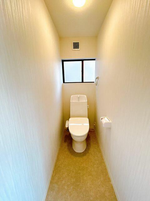 八代市横手本町の中古一戸建のトイレ|トイレは２ヶ所ありますので家族が多い方にも安心です。