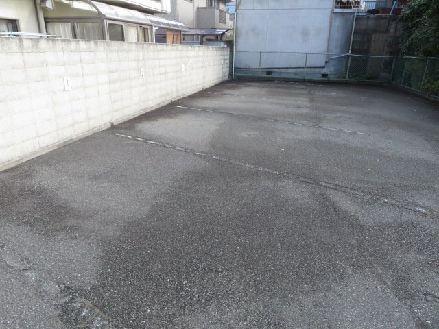 アーバンテラス中山の駐車場