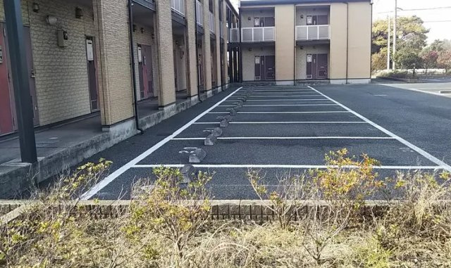 レオパレスアドゥスィールの駐車場
