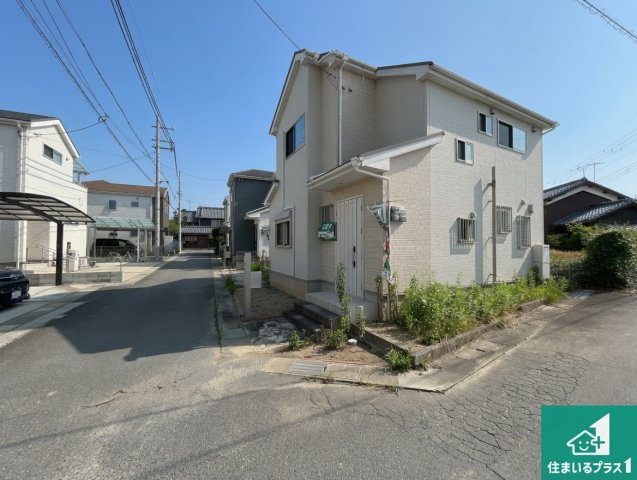 現地説明会　磯城郡川西町結崎　の前面道路含む現地写真|周辺は閑静な住宅街！前面道路広々で車の出し入れも便利です。駐車が苦手な方でも安心して車庫入れできます！
