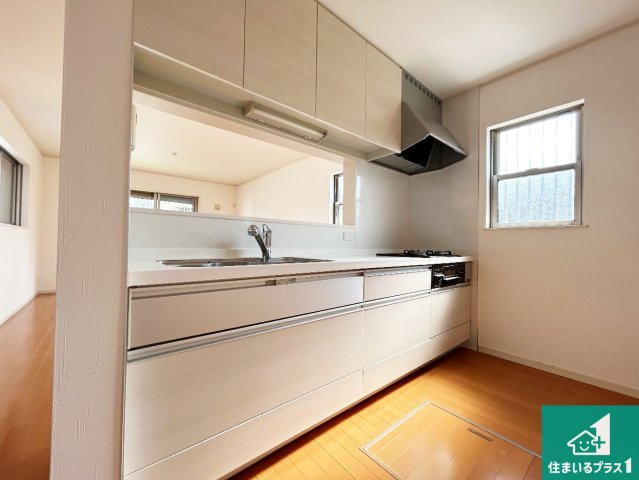 現地説明会　磯城郡川西町結崎　のキッチン|リビングと統一感があり、使い勝手のいいキッチン。広々としているので、二人並んで作業が出来ちゃいます。お子様と一緒に色々なお料理に挑戦できるスペースがあります。