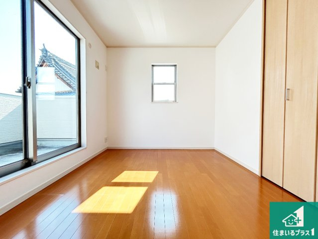 現地説明会　磯城郡川西町結崎　の洋室|シンプルな洋室は、自分好みのインテリアが楽しめます♪ご家族とインテリアや家具を選びに行くのは物件購入時の醍醐味の一つです。ぜひお楽しみください♪