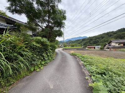 【前面道路含む現地写真】 | 巨摩郡身延町寺沢　続き和室　2LDK